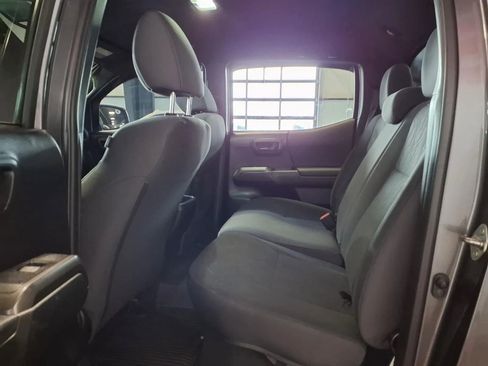 Used 2017 Toyota Tacoma TRD Sport image 12