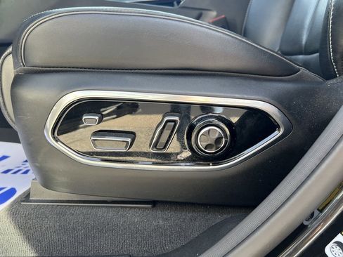 Used 2022 Jeep Grand Cherokee Overland w/ Luxury Tech Group IV image 11