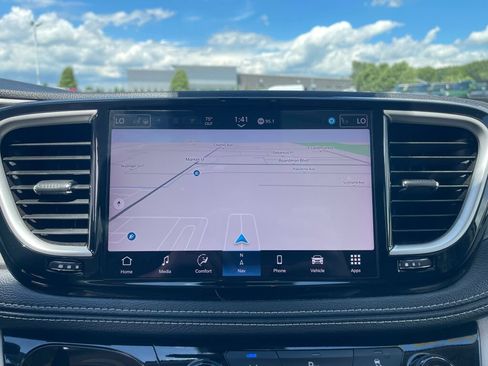 Used 2024 Chrysler Pacifica Limited FWD image 10
