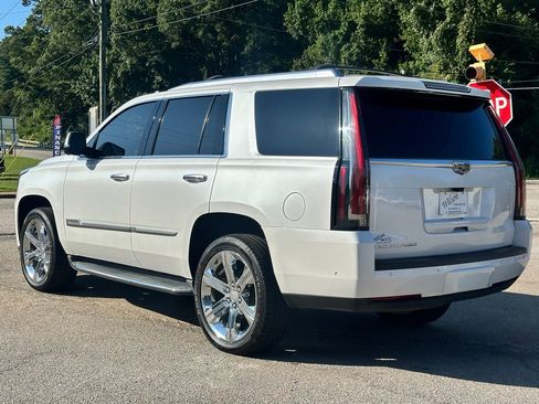 Used 2017 Cadillac Escalade Luxury AWD/4WD image 4