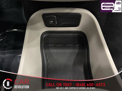 Used 2023 Chrysler Pacifica Touring-L FWD image 25