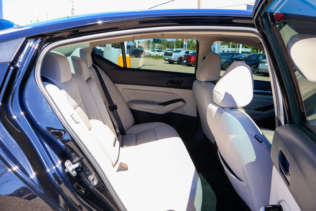Used 2023 Nissan Altima 2.5 SV w/ SV Premium Package FWD image 10