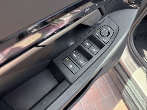 Used 2025 BMW i5 eDrive40i w/ Premium Package image 14