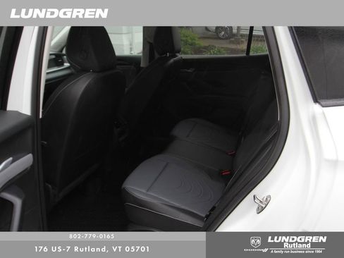 Used 2025 Volkswagen Tiguan SE w/ Panoramic Sunroof Package AWD/4WD image 24
