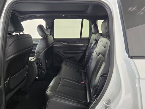 New 2025 Jeep Grand Cherokee Limited image 9