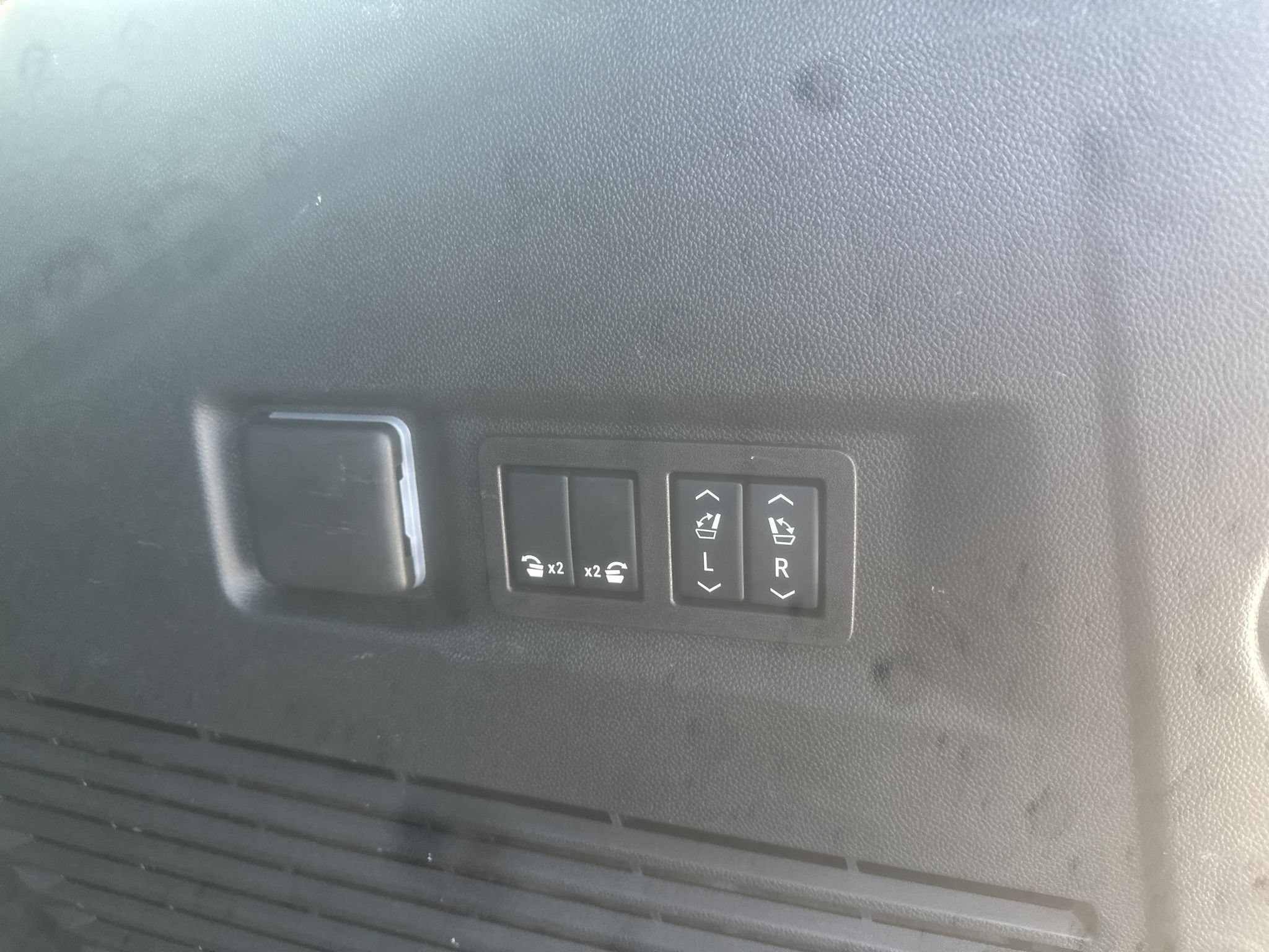 Used 2025 GMC Yukon AT4 w/ AT4 Premium Plus Package AWD/4WD image 7