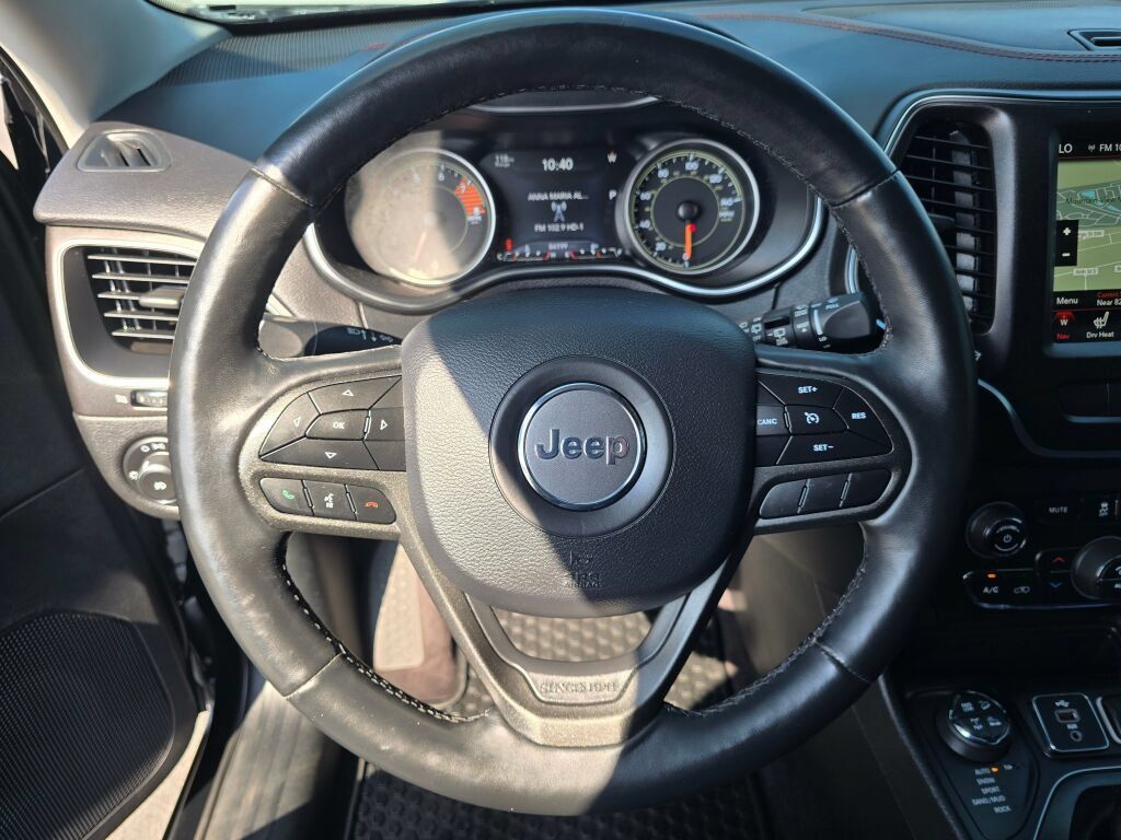 Used 2019 Jeep Cherokee Trailhawk AWD/4WD image 25