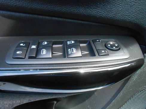 Used 2020 Jeep Cherokee Latitude Plus AWD/4WD image 17