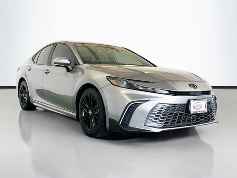 Used 2025 Toyota Camry SE w/ Convenience Package FWD image 3