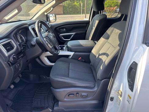 Used 2018 Nissan Titan SV w/ SV Convenience Package AWD/4WD image 15