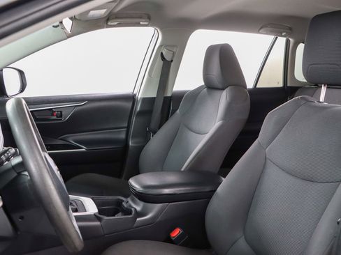 Used 2020 Toyota RAV4 LE image 23