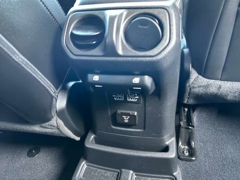 Used 2023 Jeep Wrangler Unlimited Sahara image 17