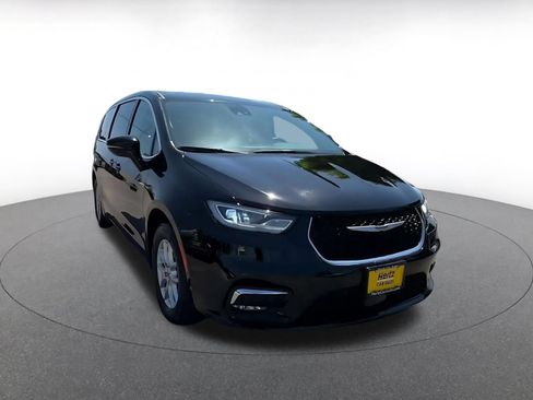 Used 2024 Chrysler Pacifica Touring-L FWD image 3