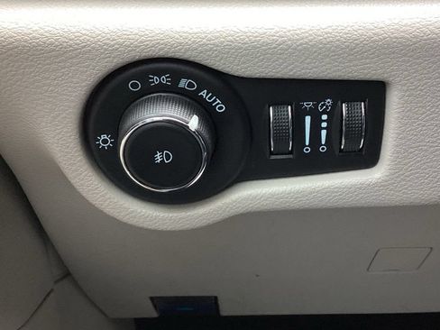 Used 2023 Chrysler Pacifica Touring-L FWD image 26