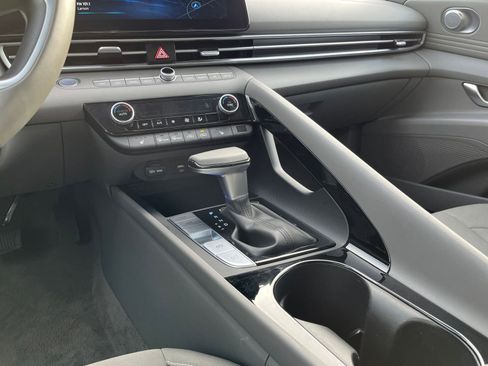 Used 2025 Hyundai Elantra SEL image 40