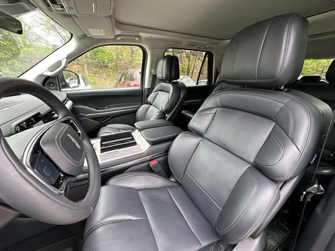 New 2025 Lincoln Navigator Reserve AWD/4WD image 17