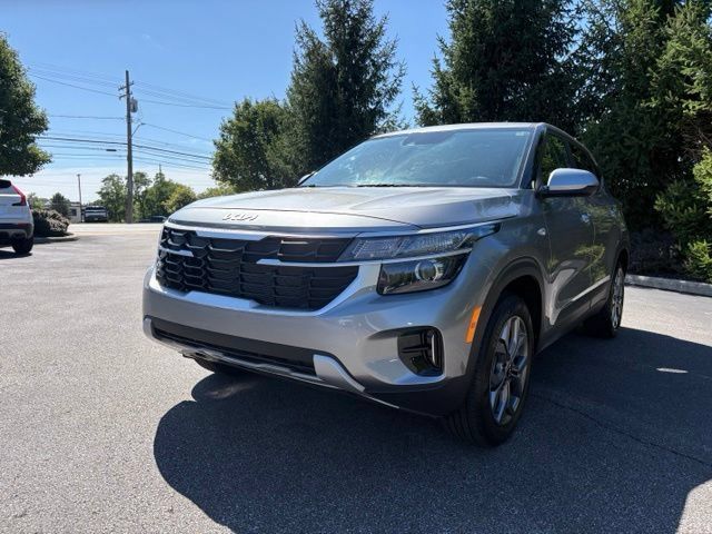 Used 2024 Kia Seltos LX AWD/4WD image 1