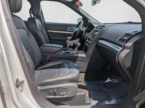 Used 2018 Ford Explorer XLT w/ Equipment Group 202A FWD image 21