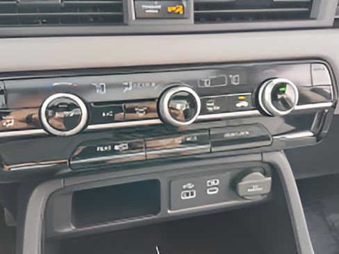 Used 2025 Honda Pilot Touring image 13