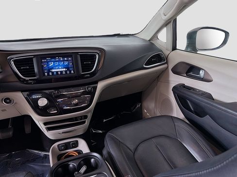 Used 2019 Chrysler Pacifica Touring-L FWD image 28