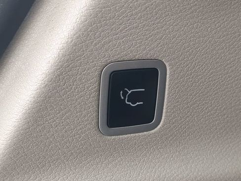 Used 2023 Chrysler Pacifica Touring-L FWD image 15