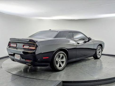 Used 2019 Dodge Challenger SXT image 8