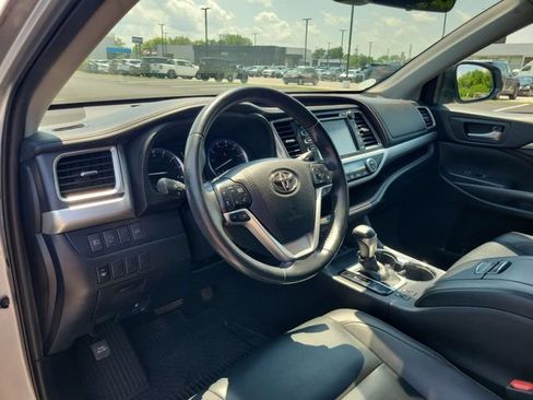 Used 2019 Toyota Highlander XLE AWD/4WD image 19