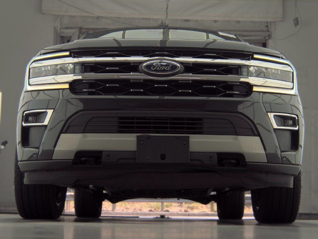 Used 2023 Ford Expedition Limited AWD/4WD image 7