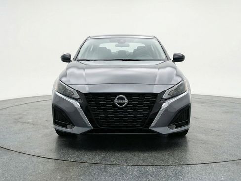 Used 2025 Nissan Altima 2.5 SV image 2