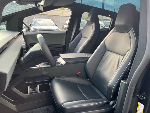 Used 2024 Tesla Cybertruck AWD Crew Cab image 2