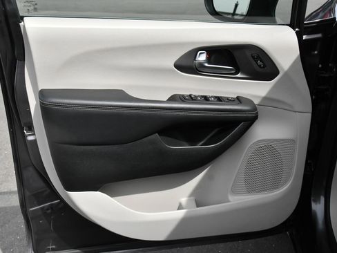 Used 2023 Chrysler Pacifica Touring-L image 14