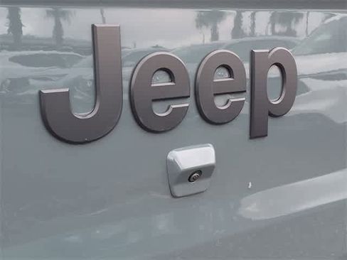 Used 2025 Jeep Gladiator Sport image 12