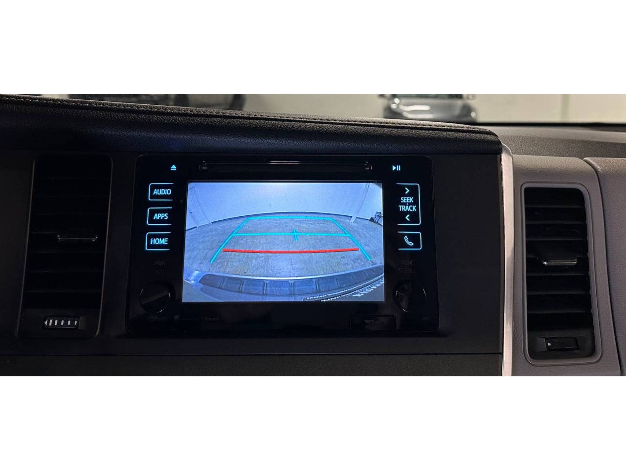 Used 2017 Toyota Sienna XLE w/ XLE Navigation Package FWD image 33