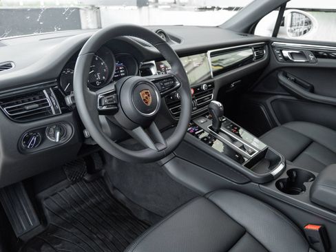Certified 2026 Porsche Macan AWD/4WD image 4