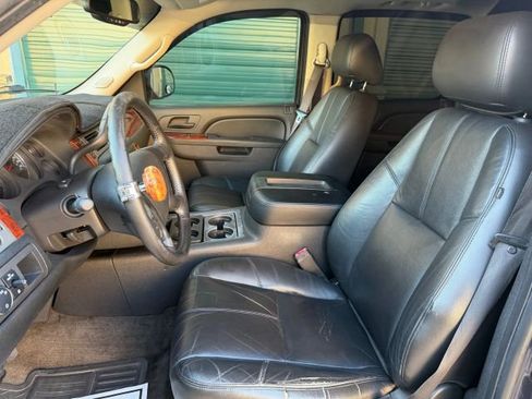 Used 2010 Chevrolet Avalanche LT w/ Regional Value Package image 15