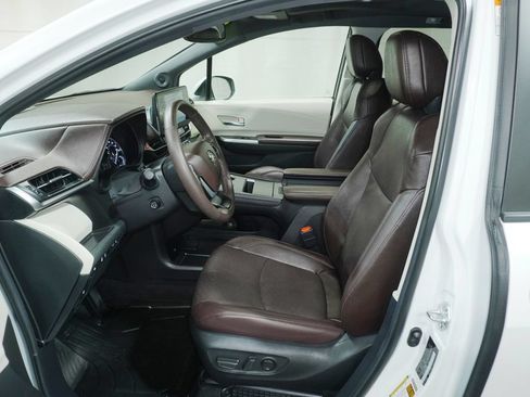 Used 2024 Toyota Sienna Platinum AWD/4WD image 13