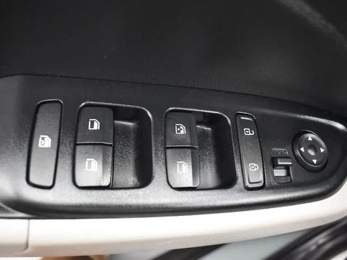 Used 2025 Hyundai Venue SEL image 22