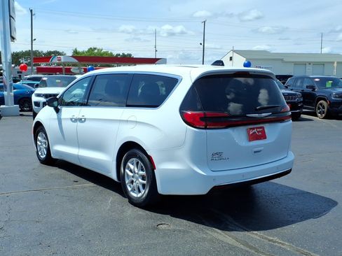 Used 2024 Chrysler Pacifica Touring-L FWD image 6