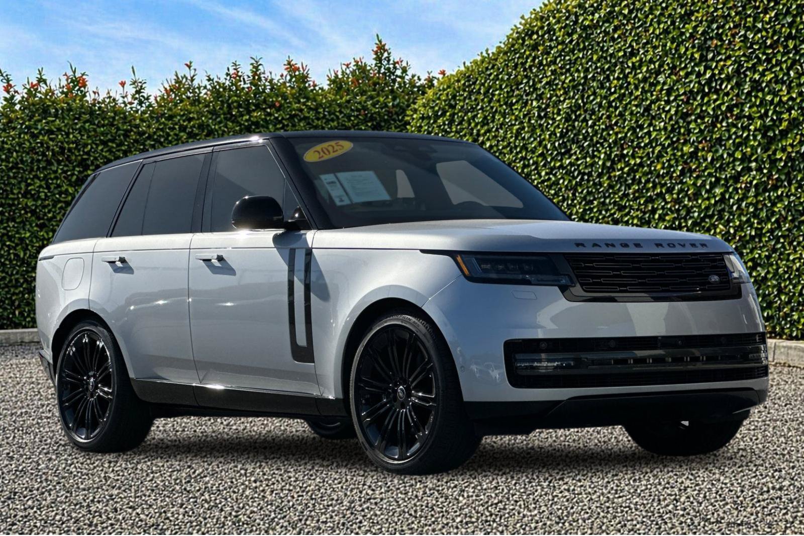 Used 2025 Land Rover Range Rover SE AWD/4WD image 2