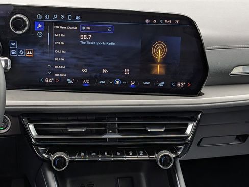 Used 2025 Chevrolet Traverse LT FWD image 14