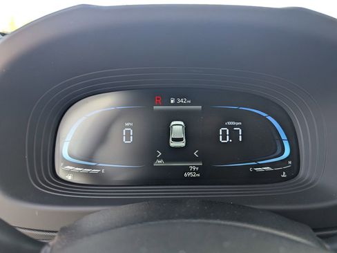 Used 2025 Hyundai Venue SEL image 32