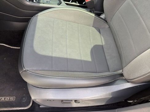 Used 2023 Volkswagen Taos SE w/ Panoramic Sunroof Package FWD image 20