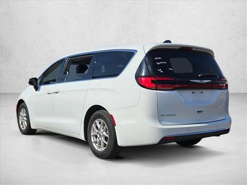 Used 2023 Chrysler Pacifica Touring-L FWD image 7