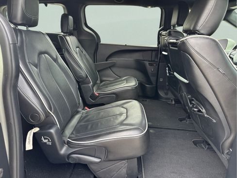 Used 2020 Chrysler Pacifica Limited FWD image 37
