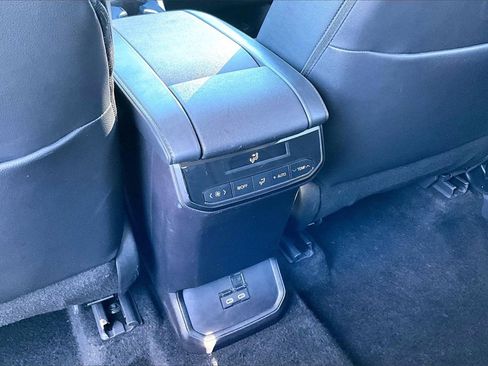 Used 2024 Toyota Highlander XLE image 31