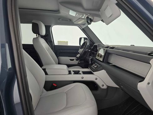 Used 2025 Land Rover Defender 110 X-Dynamic SE image 10