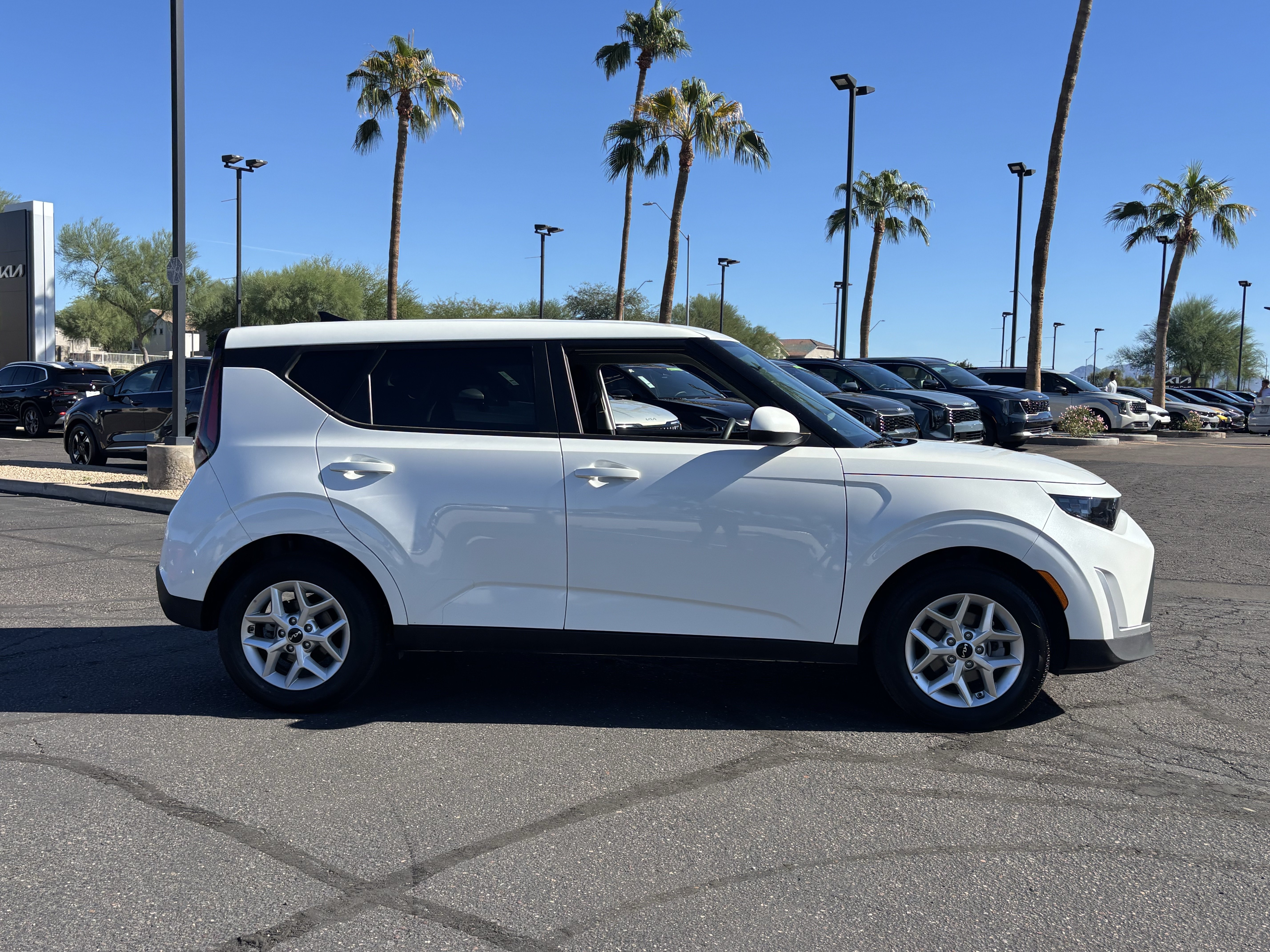 Certified 2025 Kia Soul LX w/ LX Technology Package FWD image 2