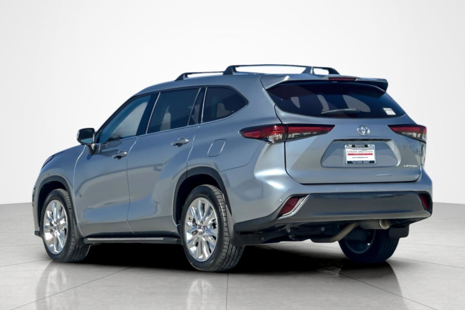 Used 2023 Toyota Highlander Limited FWD image 3