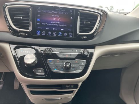 Used 2017 Chrysler Pacifica Touring-L FWD image 16