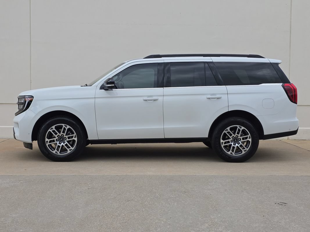 Used 2025 Ford Expedition Active RWD image 2